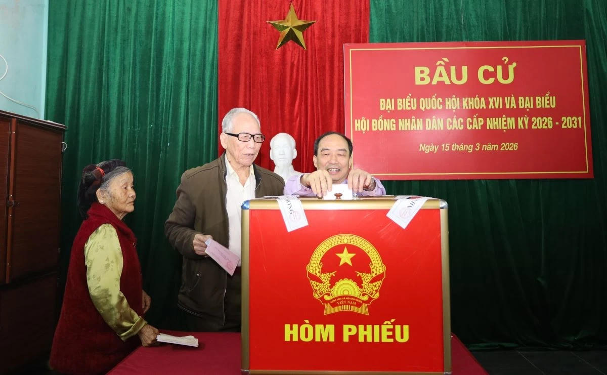 Cử tri bỏ phiếu tại khu vực bỏ phiếu số 64.