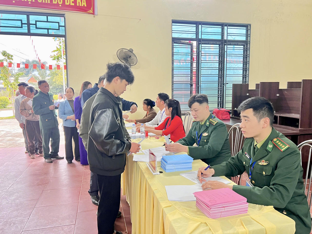 Bộ đội Biên phòng tỉnh Cao Bằng vừa thực hiện quyền công dân, vừa sẵn sàng làm nhiệm vụ bảo vệ bầu cử.