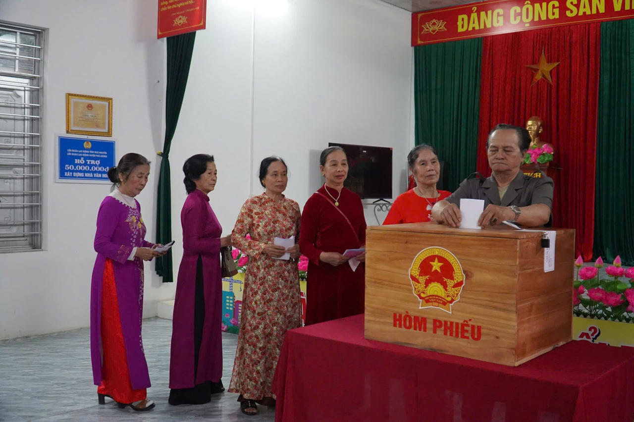 Cử tri cao tuổi tỉnh Thái Nguyên trách nhiệm, gương mẫu trong ngày bầu cử.