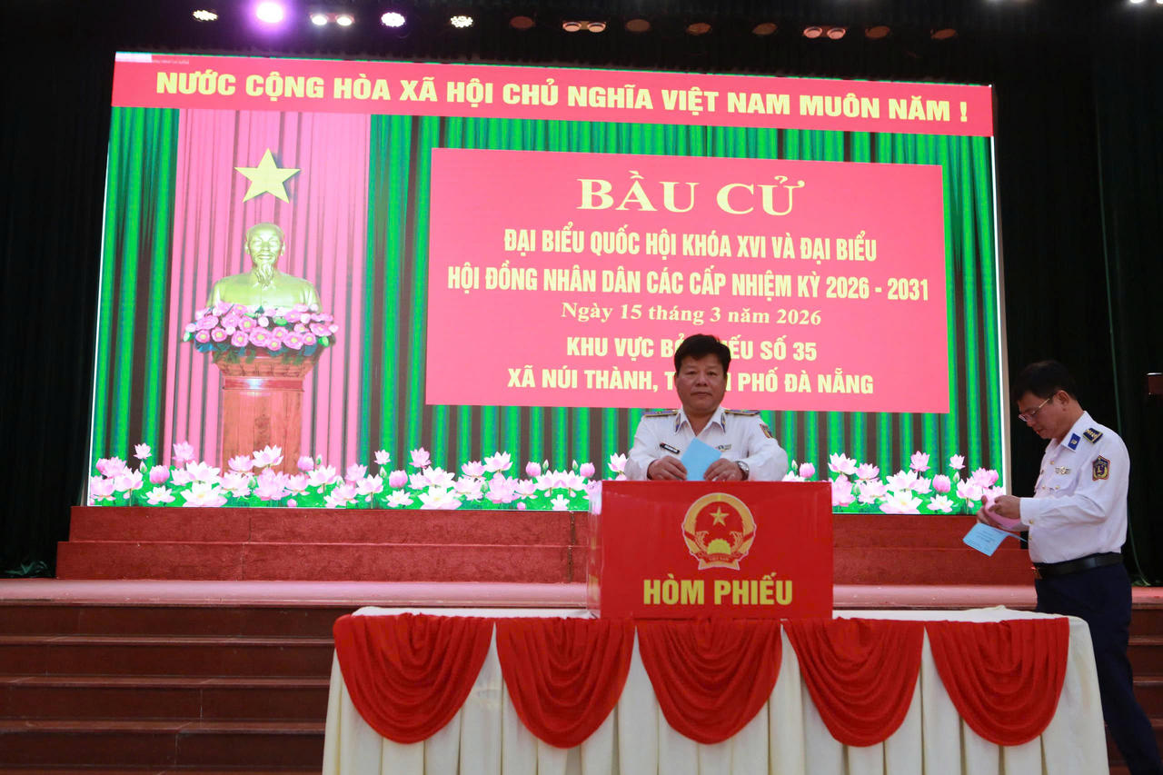 Cán bộ, chiến sĩ&nbsp; Vùng Cảnh sát biển 2 tham gia bỏ phiếu.&nbsp;