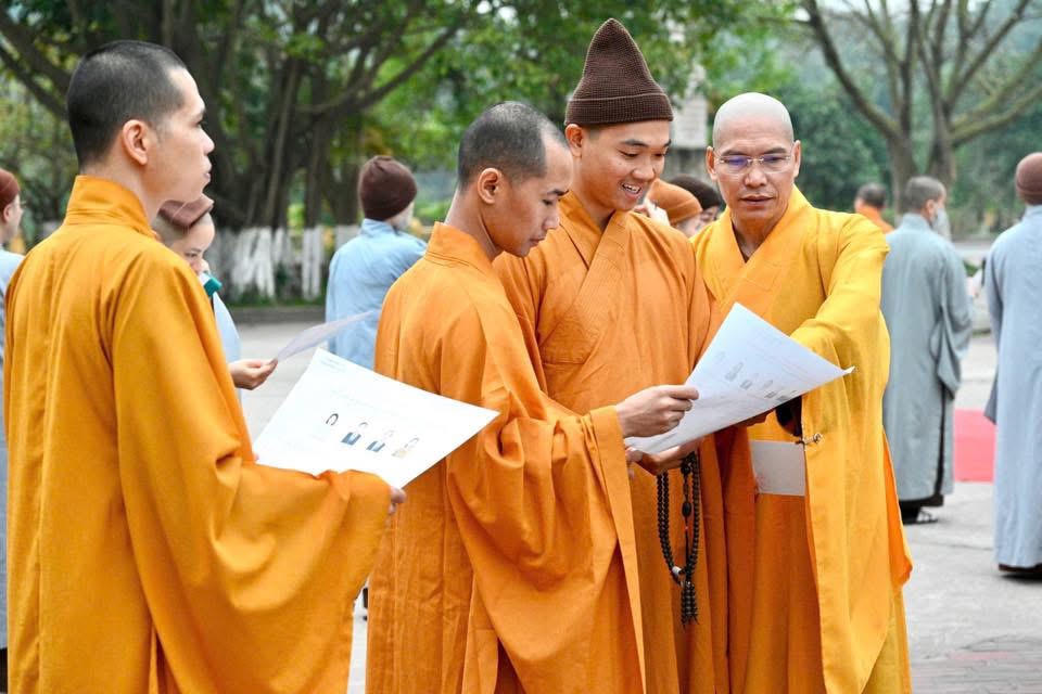 Chư tăng, phật tử tích cực tham gia ngày hội bầu cử