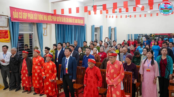 Ông Nguyễn Đức Phương – Bí thư Đảng ủy, Chủ tịch HĐND xã, Chủ tịch Ủy ban Bầu cử xã Hưng Đạo dự khai mạc bầu cử cùng cử tri thôn Dương Cốc