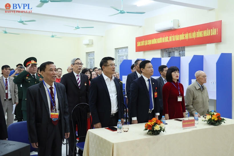 Viện trưởng VKSND Tối cao Nguyễn Huy Tiến dự khai mạc và bỏ phiếu bầu cử tại Tổ bầu cử số 25, phường Tây Hồ, Hà Nội