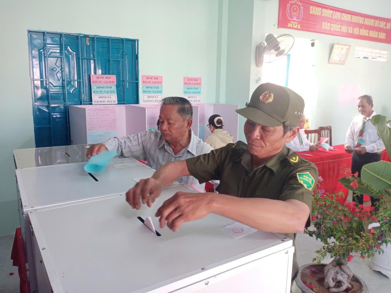 Cử tri xã Vĩnh Hải tham gia bỏ phiếu.