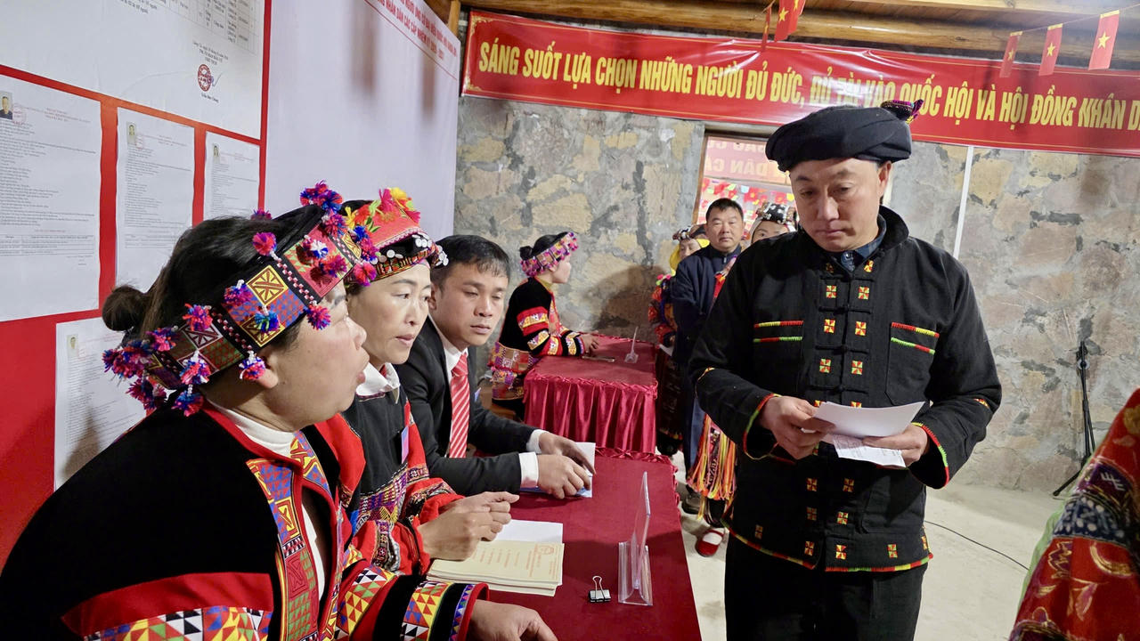 Người dân xã Lũng Cú đi bỏ phiếu. (Ảnh: Thanh Nga)