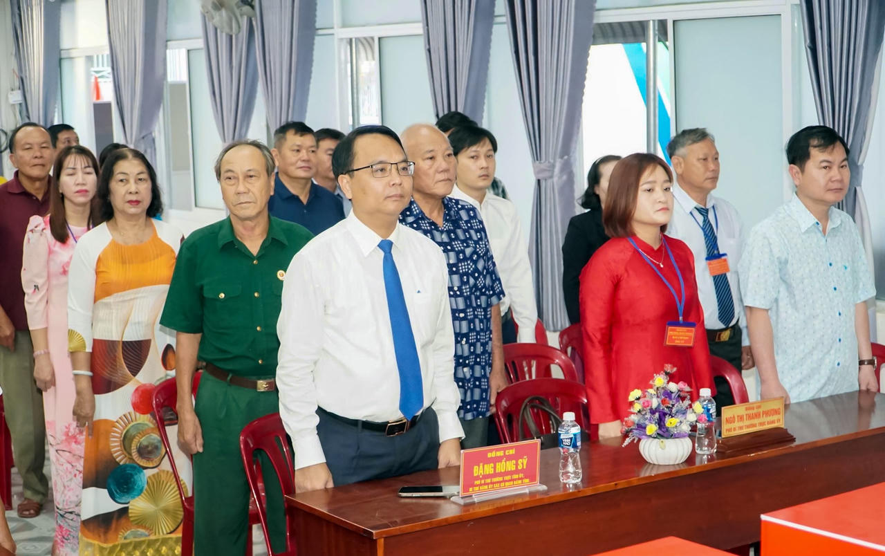 Phó Bí thư Thường trực Tỉnh ủy Lâm Đồng Đặng Hồng Sỹ dự chào cờ tại điểm cầu khu vực bỏ phiếu số 1 Khu phố 1, phường Hàm Thắng.