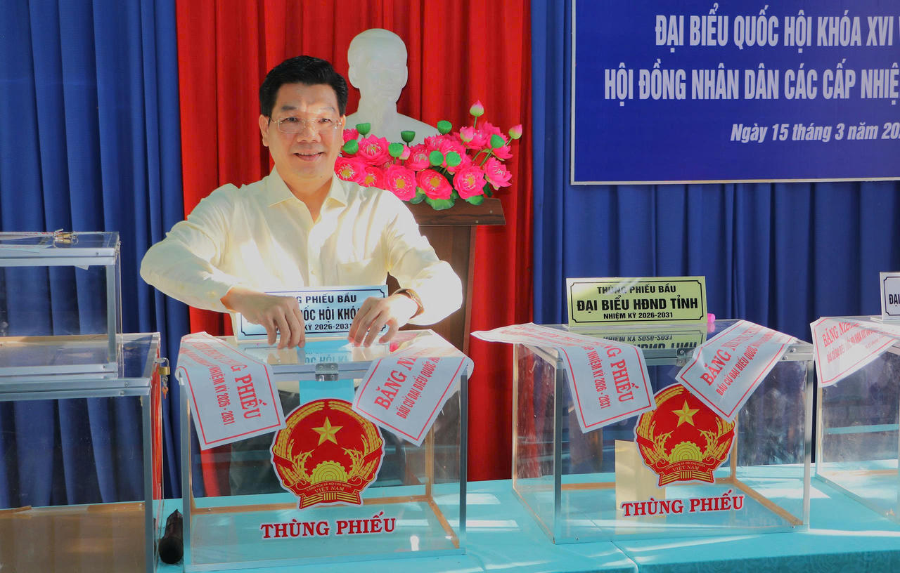 Ủy viên Trung ương Đảng, Phó Bí thư Thường trực Tỉnh ủy, Chủ tịch HĐND tỉnh Tây Ninh Nguyễn Mạnh Hùng đã bỏ lá phiếu đầu tiên tại Tổ bầu cử số 6, phường Bình Minh.