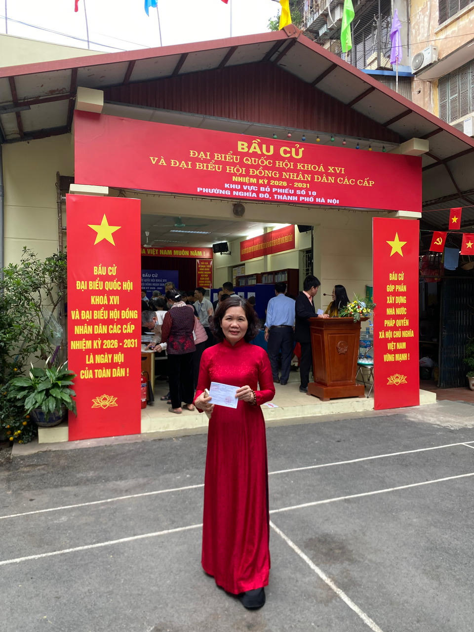 Bà Trần Thị Tuyết (Tổ bầu cử khu vực bỏ phiếu số 10, phường Nghĩa Đô, TP Hà Nội) 