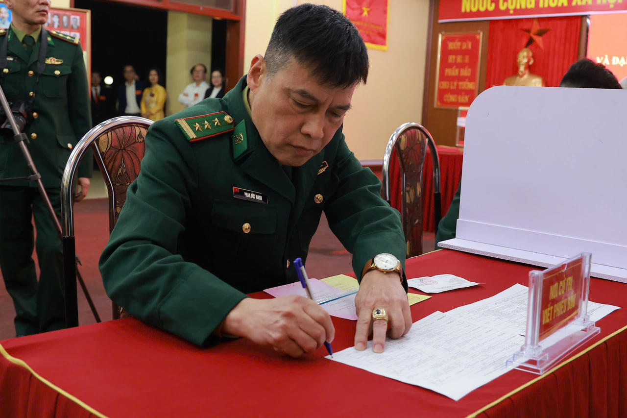 Những lá phiếu từ lúc rạng sáng của các cán bộ, chiến sĩ đồn Biên phòng cửa khẩu quốc tế Lào Cai