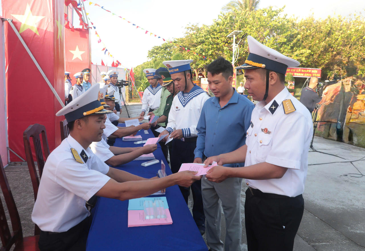 Cử tri vào nhận phiếu bầu cử