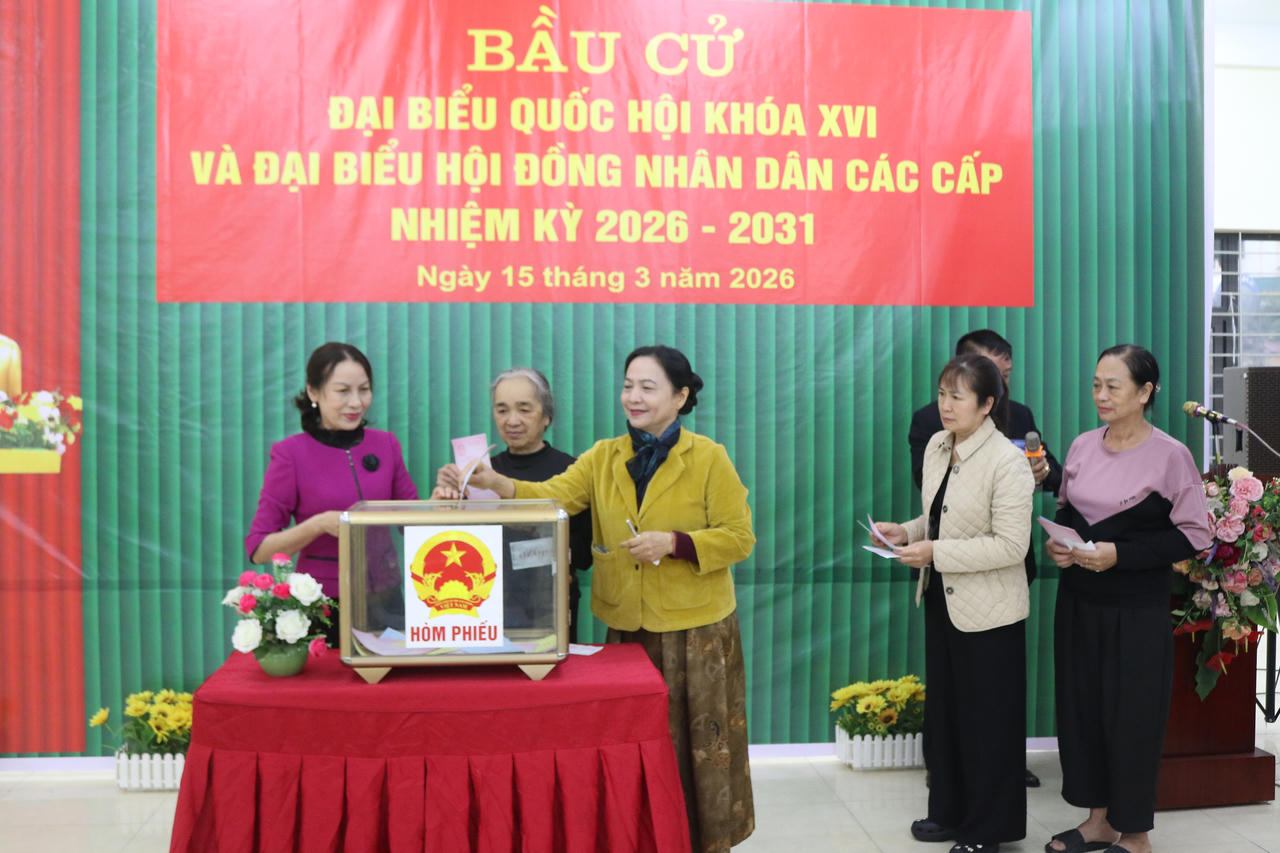 Cử tri Lào Cai hăng hái tham gia bầu cử