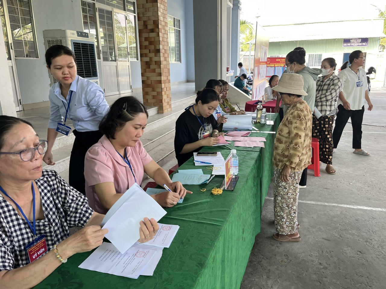 Nhiều điểm bỏ phiếu khai mạc từ sớm.