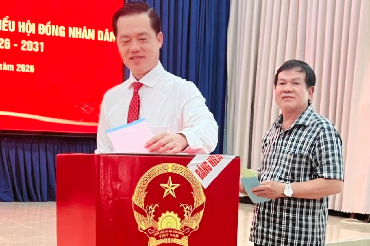 Phó Bí thư Đảng ủy, Chủ tịch UBND đặc khu Phú Quốc Trần Minh Khoa bỏ phiếu bầu tại đơn vị đặc khu Phú Quốc.