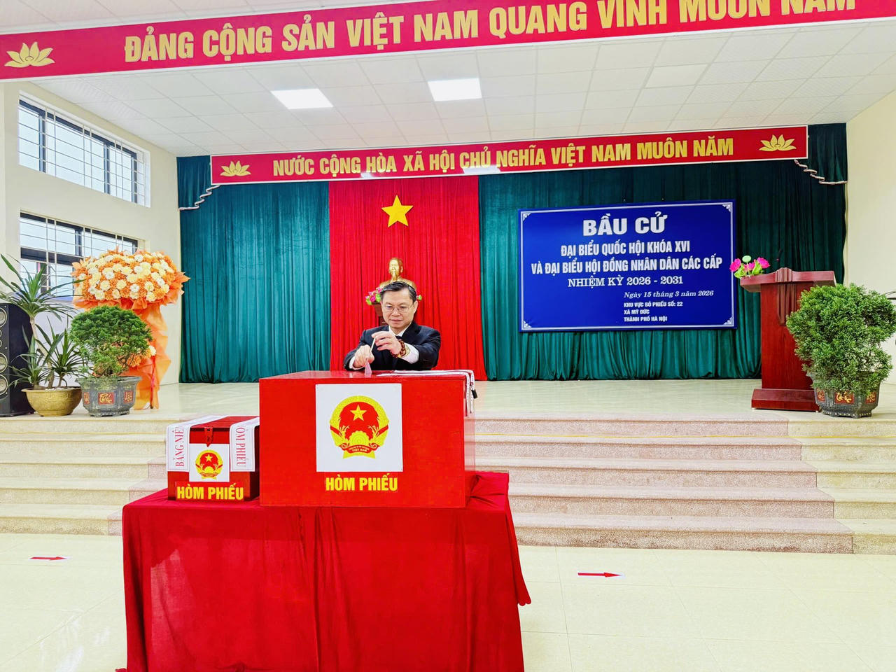 Đồng chí&nbsp;Đặng Văn Cảnh -&nbsp;Bí thư Đảng ủy, Chủ tịch HĐND xã Mỹ Đức thực hiện công tác bỏ phiếu (Ảnh: Xã Mỹ Đức)