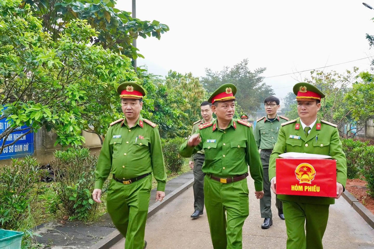 “Hòm phiếu lưu động”: Quyền bầu cử đến với mọi cử tri tại Tuyên Quang và Cao Bằng 
