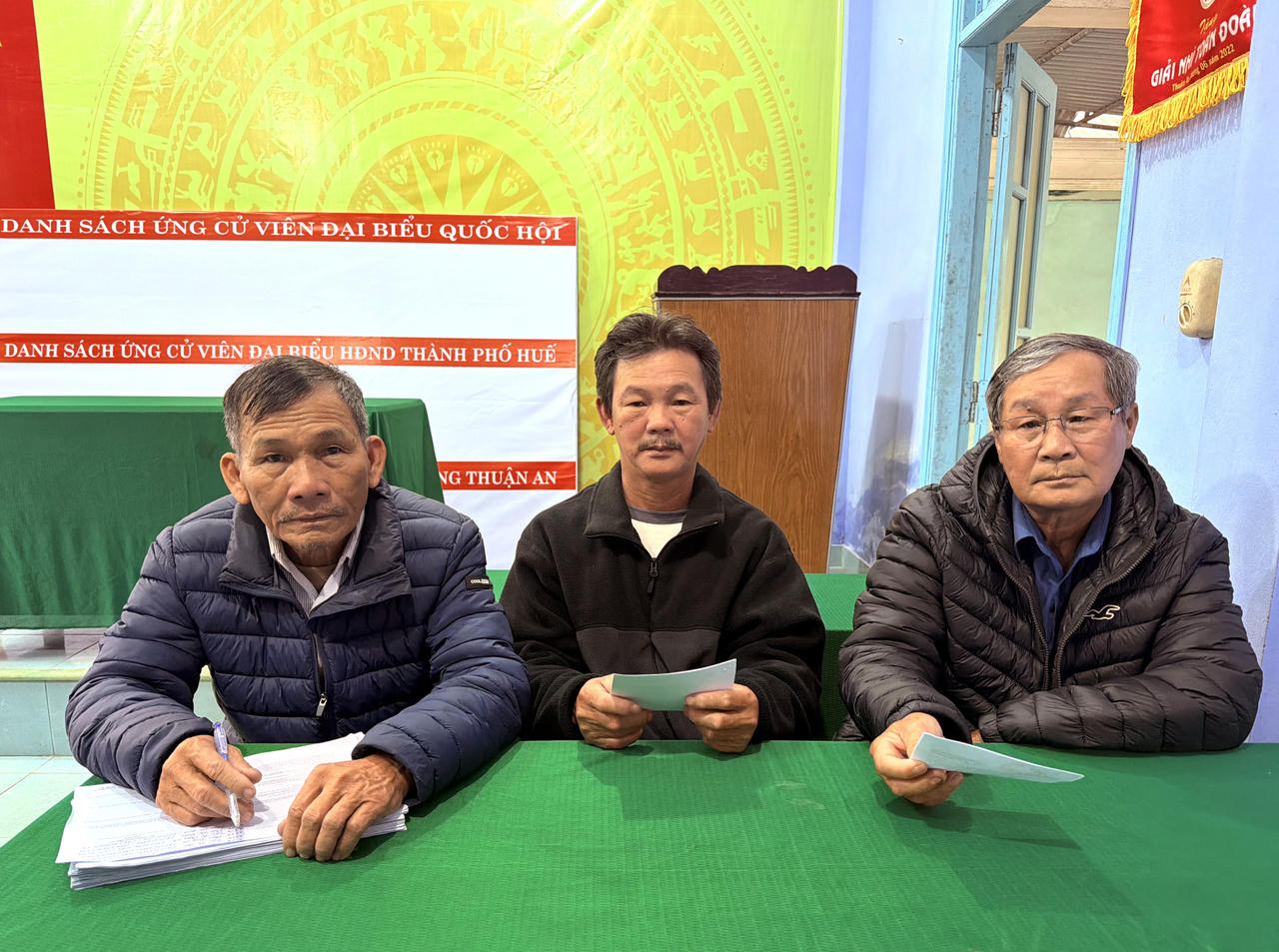 Ngư dân Tổ dân phố An Hải nhận thẻ cử tri trước ngày bầu cử tại phường Thuận An (TP Huế).