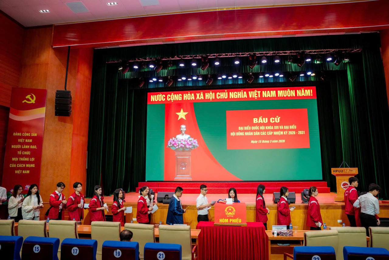 Những cử tri là sinh viên hào hứng tham gia bỏ phiếu.