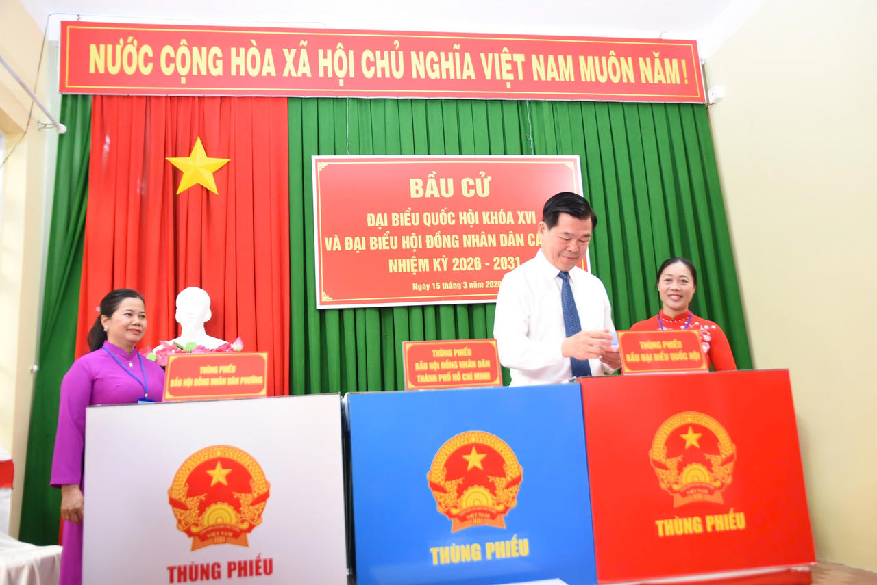 Ủy viên Trung ương Đảng, Phó Chủ nhiệm Ủy ban Kiểm tra Trung ương Nguyễn Hồng Lĩnh bỏ phiếu tại phường Vũng Tàu.