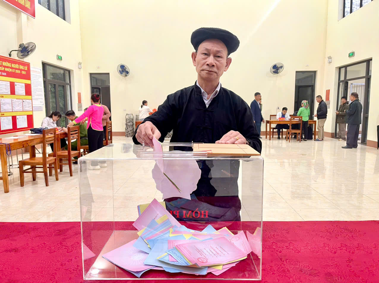 Cử tri Lào Cai hăng hái tham gia bầu cử