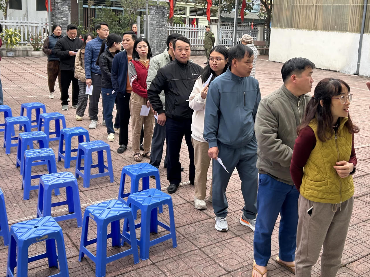 Sáng cùng ngày, tại khu vực bỏ phiếu số 11 (phường Tân Phong, tỉnh Lai Châu), đông đảo cử tri đã tham gia bỏ phiếu bầu cử đại biểu Quốc hội khóa XVI và đại biểu HĐND các cấp nhiệm kỳ 2026-2031.