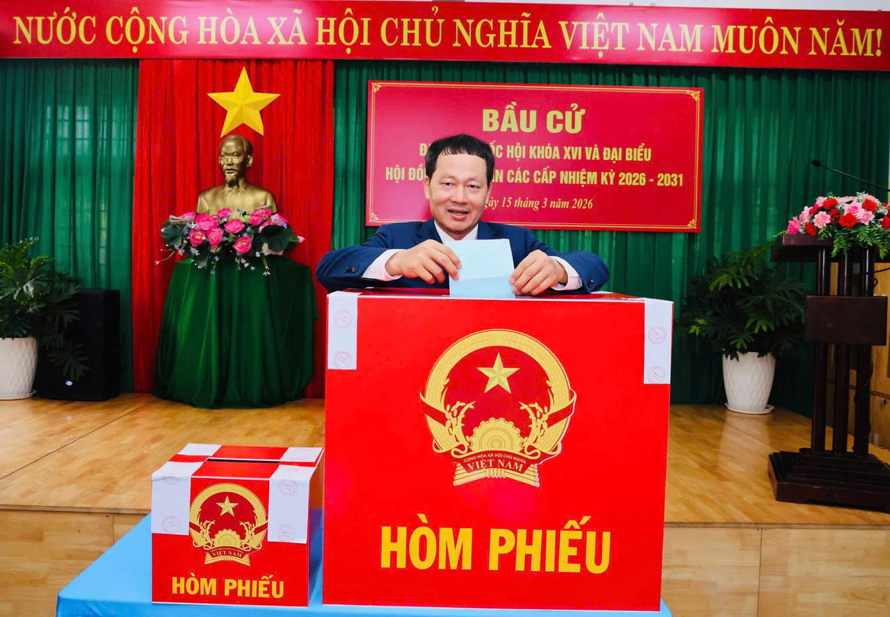 Ông Vũ Hồng Văn, Ủy viên BCH Trung ương Đảng, Bí thư Tỉnh ủy, Trưởng đoàn ĐBQH tỉnh Đồng Nai bỏ phiếu tại khu vực bầu cử số 26, phường Trấn Biên.