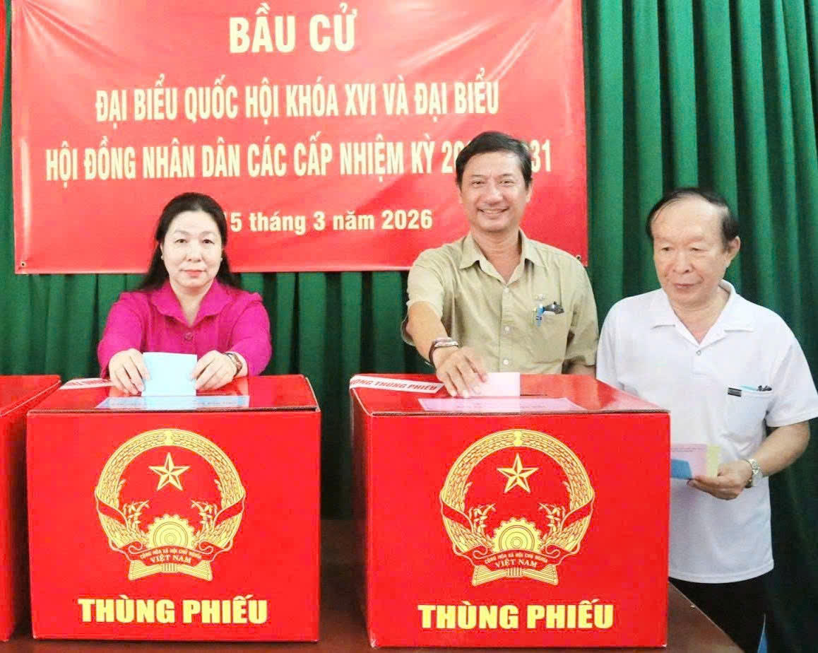 Bà Lê Hồng Thắm - Uỷ viên Ban thường vụ Tỉnh uỷ, Phó Chủ tịch thường trực Hội đồng nhân dân tỉnh An Giang,&nbsp;Phó Chủ tịch Ủy ban bầu cử tỉnh An Giang&nbsp;bỏ phiếu tại tổ 35, Trụ sở khu phố 5, đường Lý Nhân Tông, phường Rạch Giá, tỉnh An Giang.