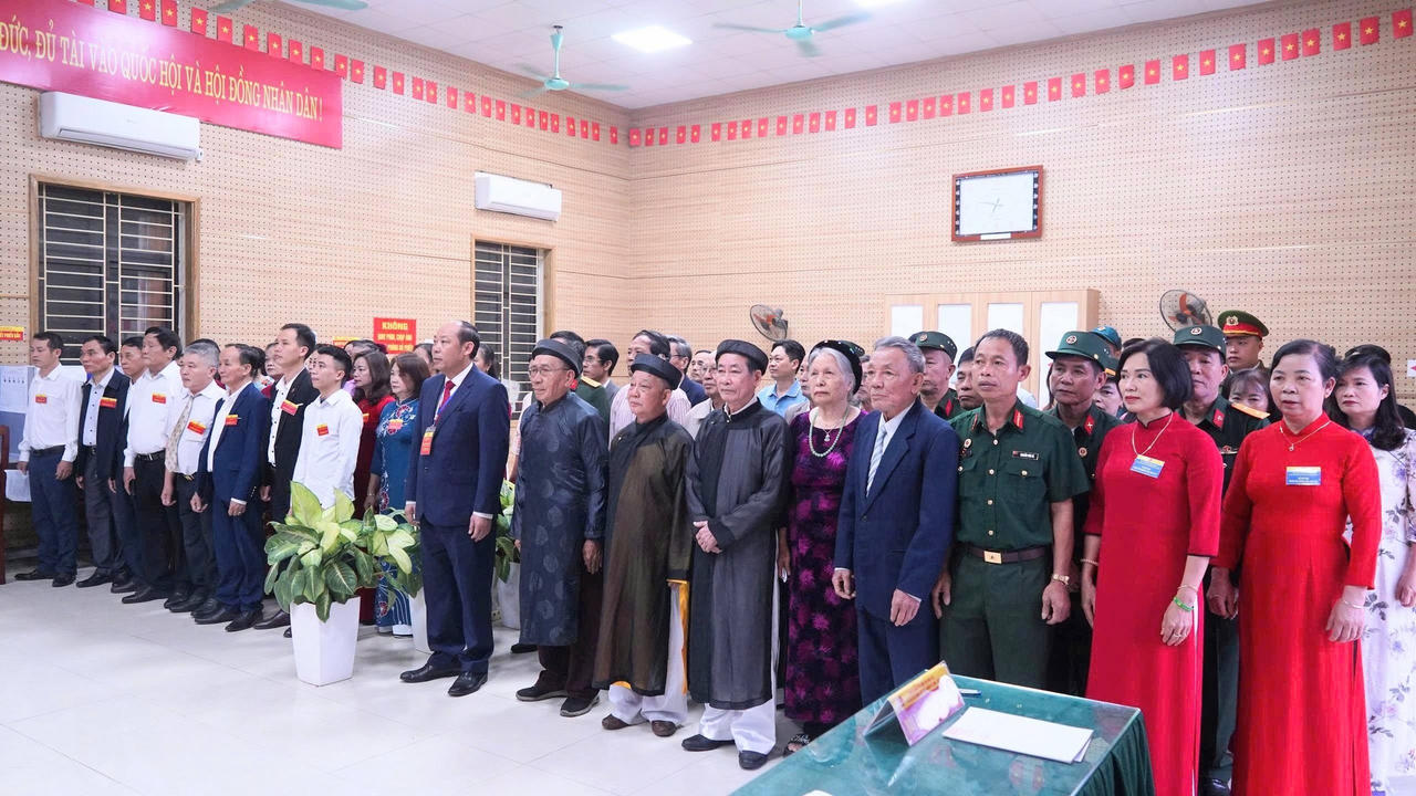 Cử tri Hà Nội hân hoan trong ngày bầu cử 