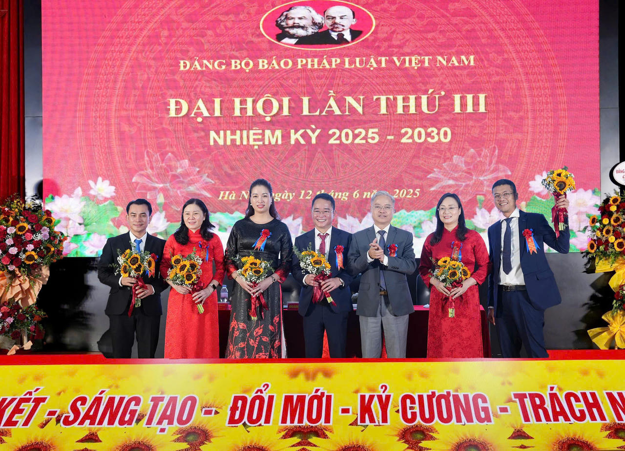 Phó Bí thư Đảng uỷ Bộ Tư pháp Nguyễn Quang Thái chúc mừng Ban Chấp hành Đảng bộ Báo Pháp luật Việt Nam nhiệm kỳ 2025 - 2030 (Ảnh Phương Mai)