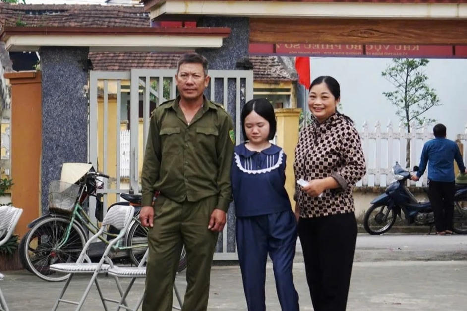 Cô Lê Thị Thắm, cử tri bỏ phiếu tại&nbsp;điểm bầu cử ở phố Đoàn Kết, phường Đông Sơn.