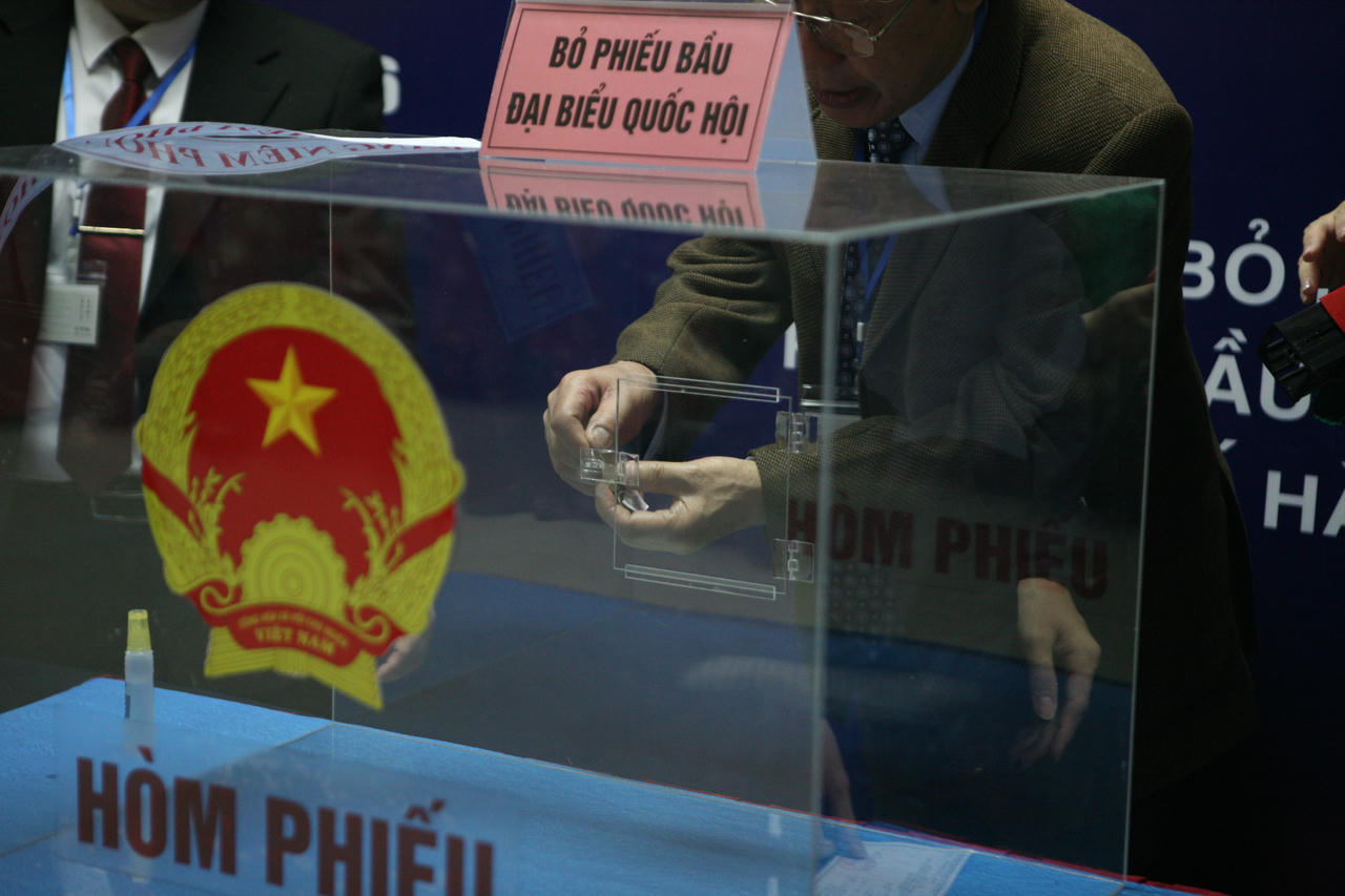 Các hòm bỏ phiếu được niêm phong được các sinh viên tại ký túc xá tham gia bầu cử kiểm chứng trước thềm bầu cử diễn ra