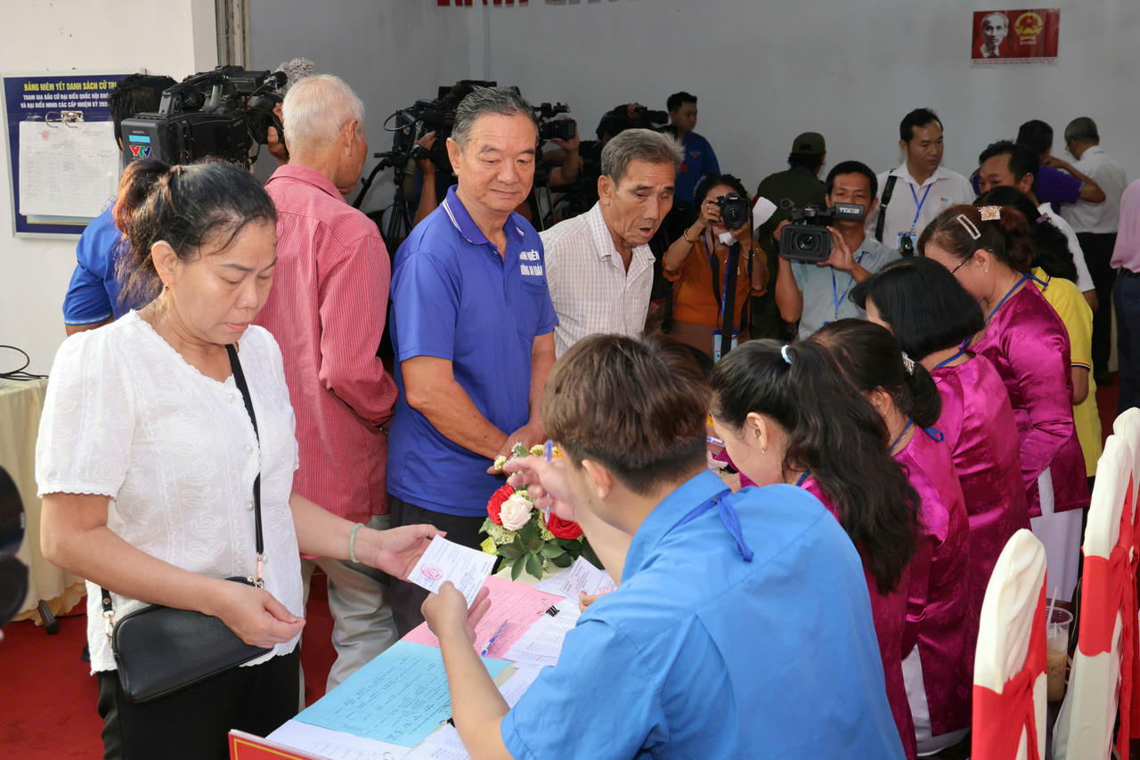 Đông đảo cử tri thực hiện quyền và nghĩa vụ bầu cử.