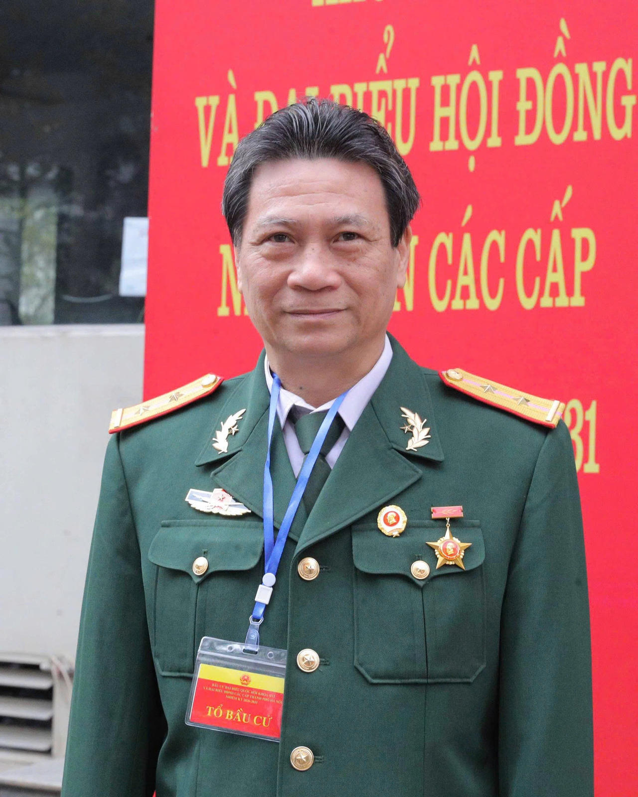 Cựu chiến binh Vũ Đại Tính - Chi hội trưởng Chi hội số 25, phường Cầu Giấy, bày tỏ sự vui mừng, phấn khởi khi cầm lá phiếu trên tay.