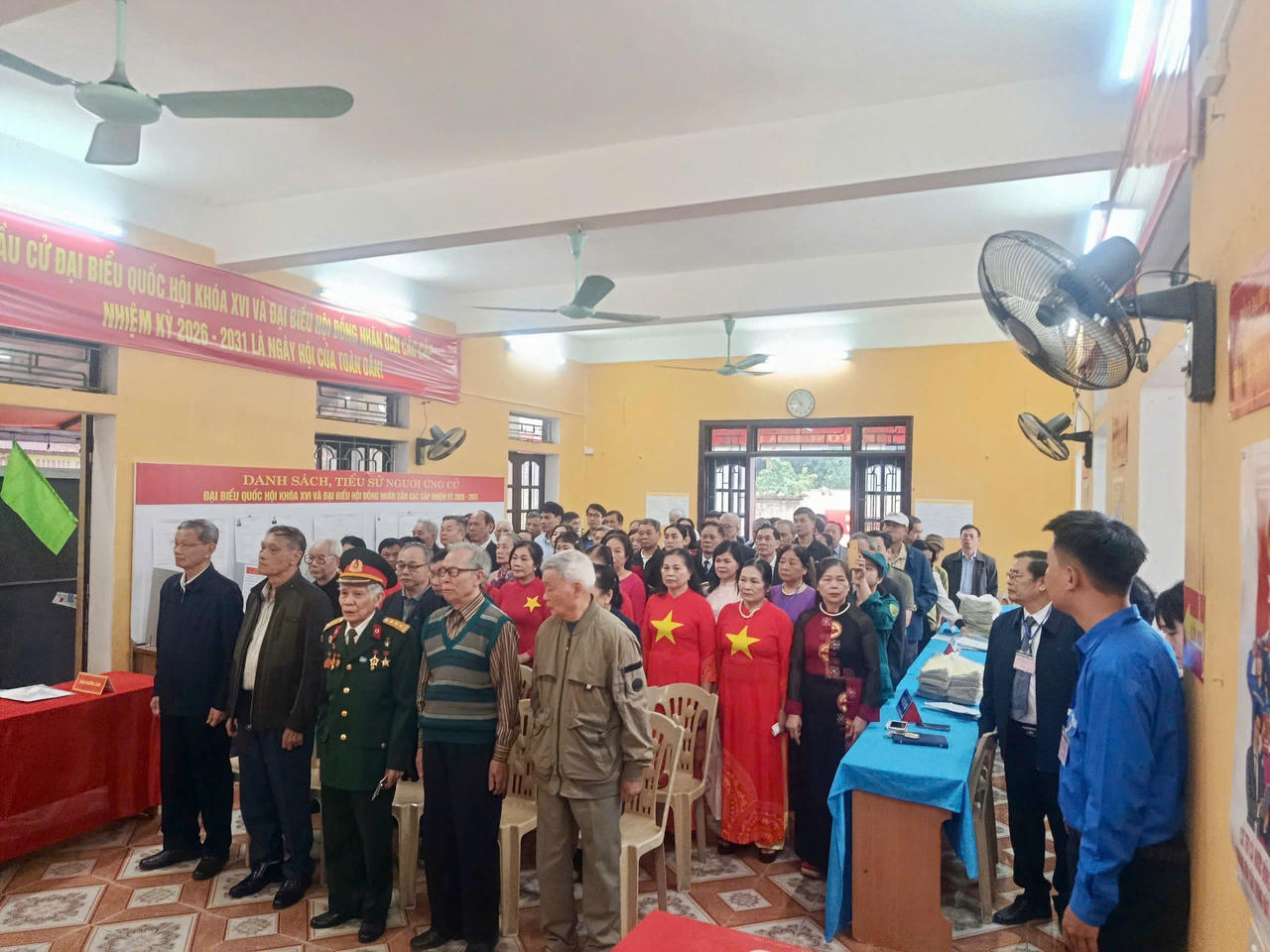 Các cử tri Tổ bầu cử số 54, Phường Hoa Lư, tỉnh Ninh Bình tại giờ khai mạc buổi bầu cử. Ảnh: Hương Giang