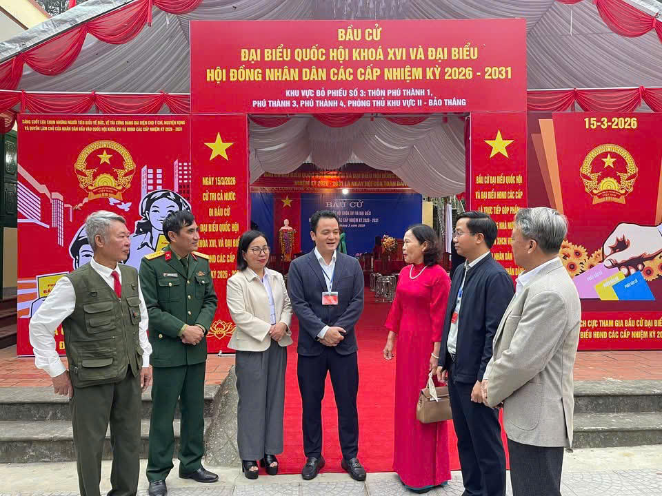 Ông Giàng Quốc Hưng – Ủy viên Ban Thường vụ Tỉnh ủy, Trưởng Ban Nội chính Tỉnh ủy Lào Cai dự lễ khai mạc bầu cử tại Tổ bầu cử số 3, xã Bảo Thắng.