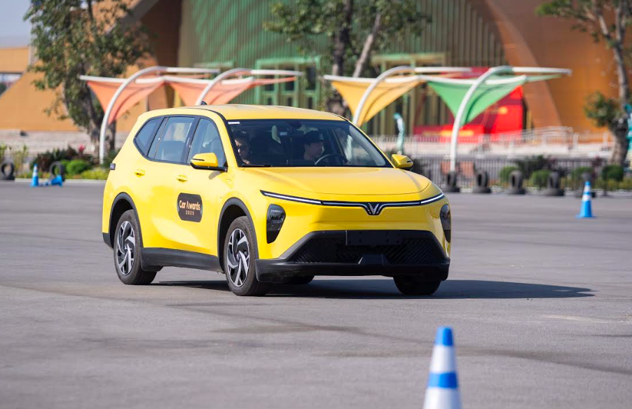 Giá xăng tăng mạnh, VinFast Limo Green trở thành khoản 'lời kép' cho tài xế dịch vụ 