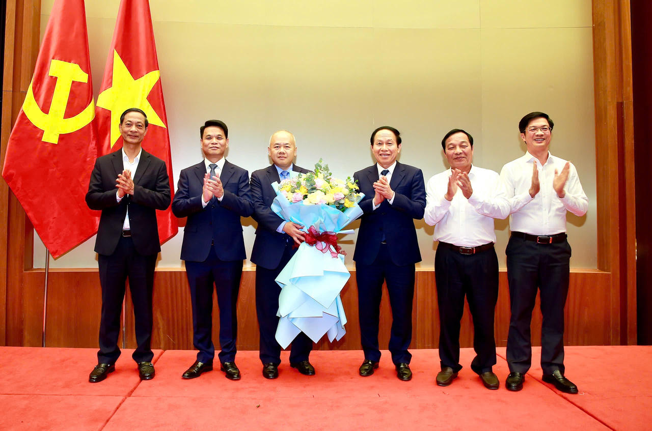 Thường trực Thành ủy Hải Phòng tặng hoa chúc mừng ông Đỗ Thành Trung.