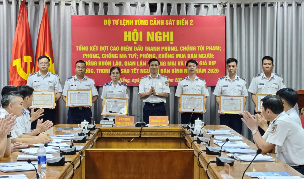 Quang cảnh hội nghị tổng kết và khen thưởng tập thể, cá nhân có thành tích xuất sắc trong đợt cao điểm tại Vùng Cảnh sát biển 2.
