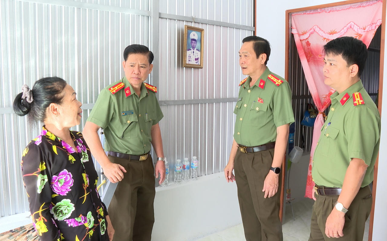 Đại tá Hồ Việt Triều - Ủy viên BTV Tỉnh ủy, Giám đốc Công an tỉnh Cà Mau, kiểm tra tiến độ xây dựng nhà cho hộ bà Nguyễn Hồng Hận.
