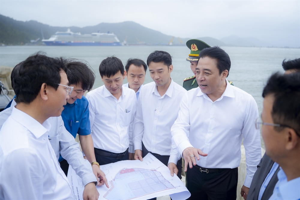 Chủ tịch UBND TP Huế Nguyễn Khắc Toàn cùng đoàn công tác khảo sát một số dự án tại khu Kinh tế Chân Mây - Lăng Cô thuộc xã Chân Mây Lăng Cô (vào ngày 10/3).