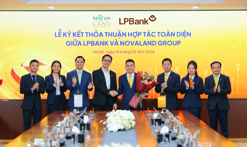Ông Hồ Nam Tiến - Chủ tịch HĐQT LPBank (phải) và ông Bùi Cao Nhật Quân - Chủ tịch Hội đồng điều hành Novaland (trái) trao hoa kỷ niệm, mừng thành công của Lễ ký kết thỏa thuận hợp tác toàn diện.