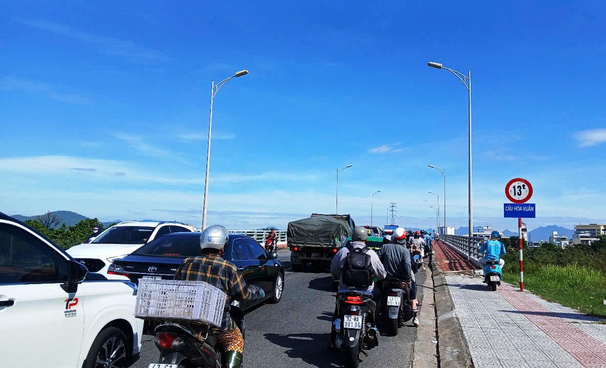 Đường dẫn lên cầu Hòa Xuân thường xuyên xảy ra tình trạng ùn tắc vào giờ cao điểm.