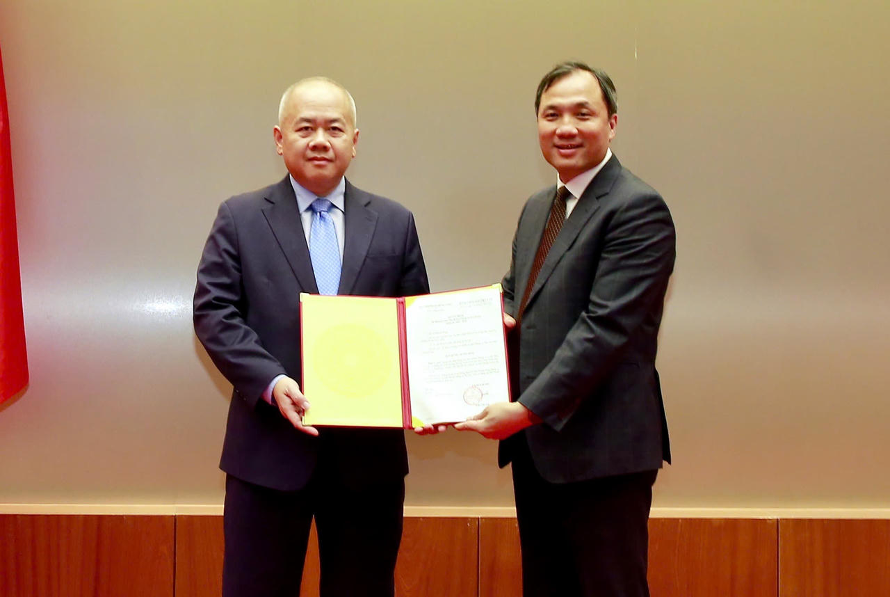 Phó Trưởng Ban Thường trực Ban Tổ chức Trung ương Hoàng Trung Dũng trao quyết định điều động, chỉ định ông Đỗ Thành Trung.