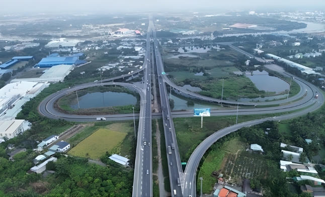 Hạ tầng kết nối TP HCM với các tỉnh trong vùng kinh tế trọng điểm phía Nam, tạo động lực mở rộng không gian đô thị về các khu vực cửa ngõ.