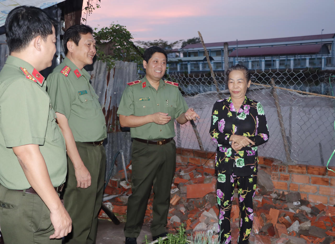 Văn phòng Bộ Công an phối hợp Công an tỉnh Cà Mau khảo sát hộ bà Nguyễn Hồng Hận (ấp Thới Bình, xã Thới Bình), trường hợp được hỗ trợ xây dựng nhà.