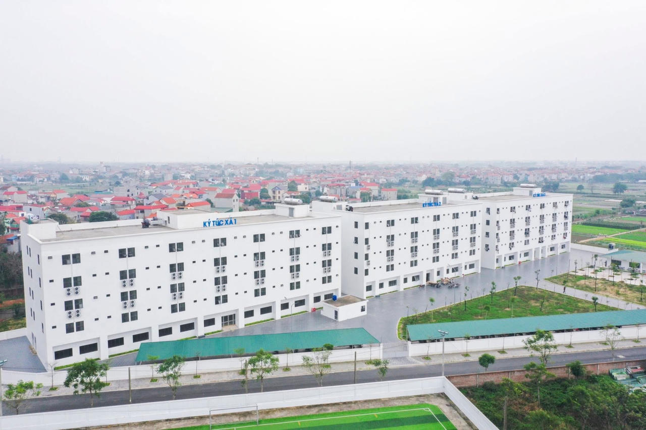 Ký túc xá với quy mô 3 tòa, 2500 chỗ ở và chính sách miễn phí cho sinh viên.