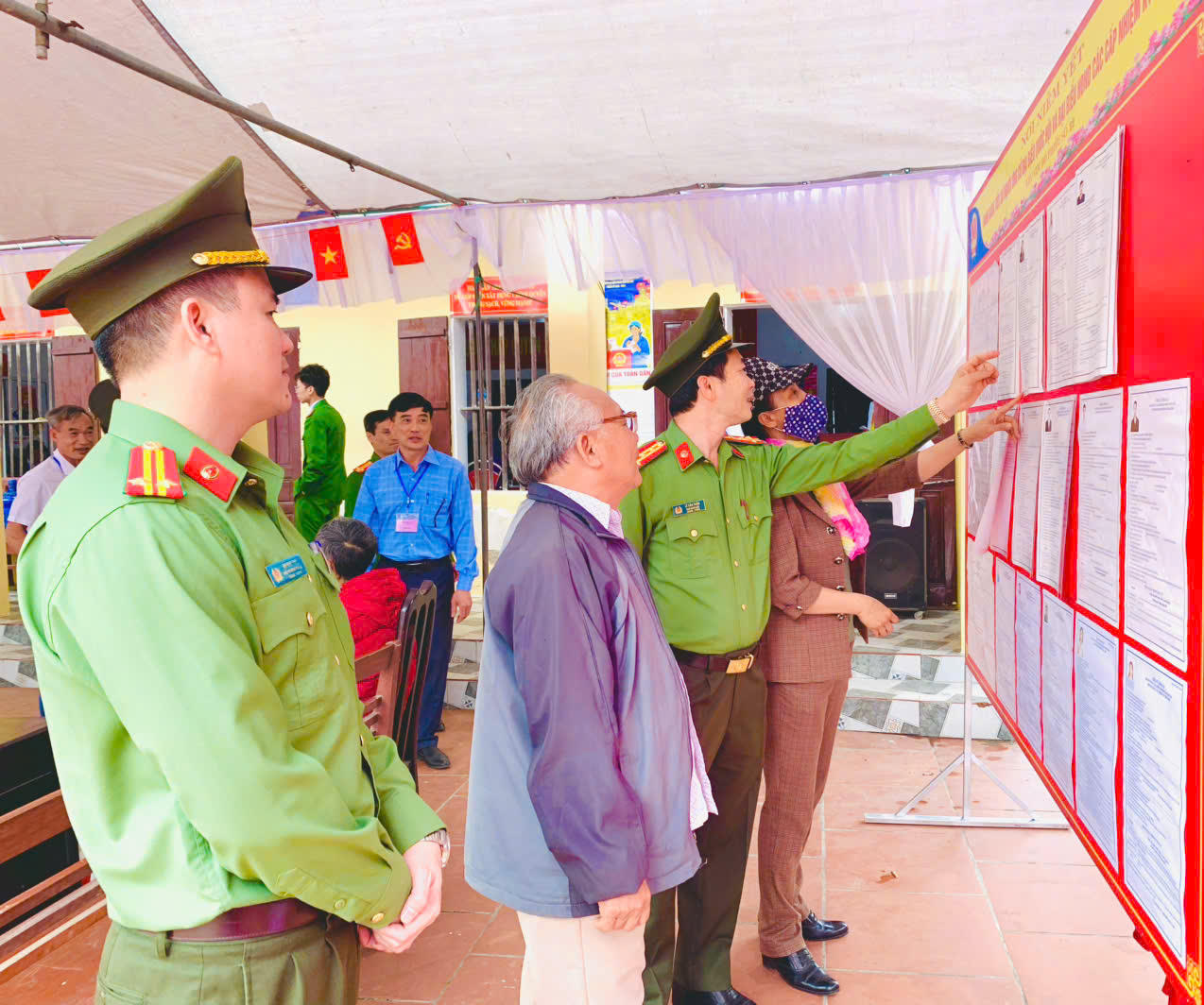 Không khí tại các khu vực bỏ phiếu diễn ra trang trọng, dân chủ và đúng quy định.