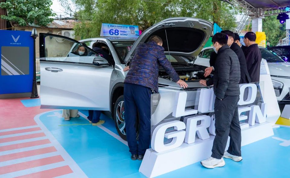 Giá xăng tăng mạnh, VinFast Limo Green trở thành khoản 'lời kép' cho tài xế dịch vụ 