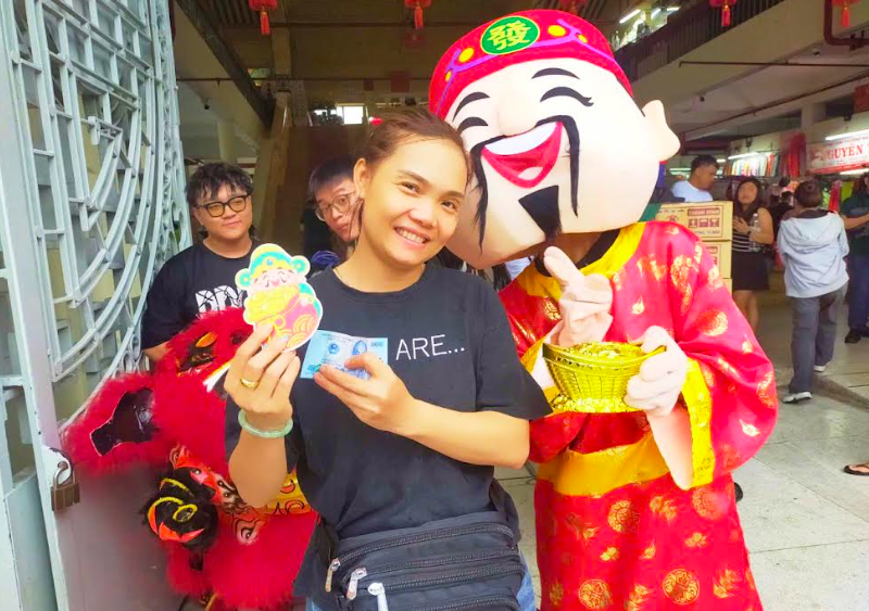 Khách hàng nhận quà may mắn của VPBank CommCredit tại chợ Bình Tây (TP.HCM)