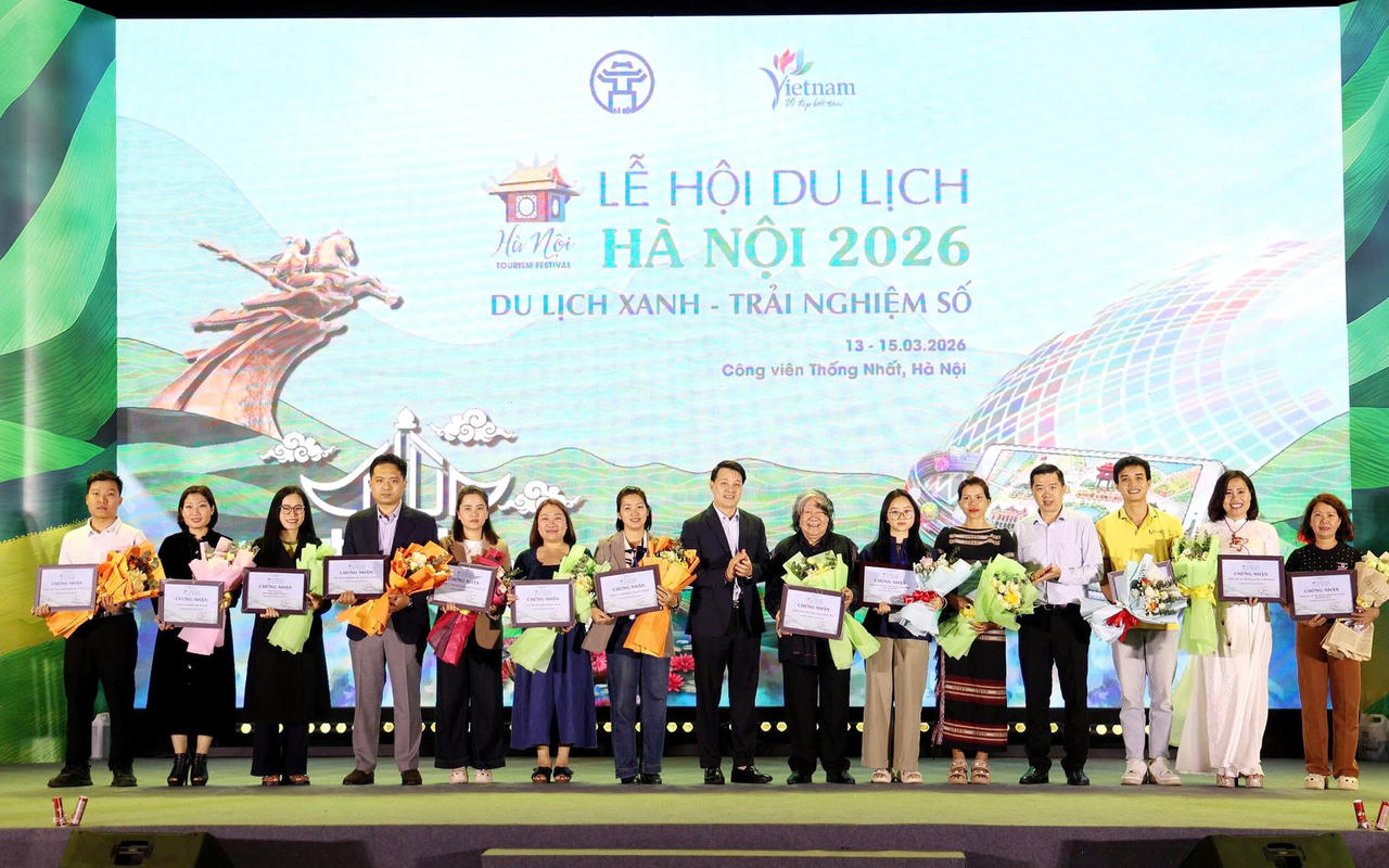Ban Tổ chức trao Giấy chứng nhận Đã tham gia Lễ hội Du lịch Hà Nội năm 2026 cho các đơn vị.