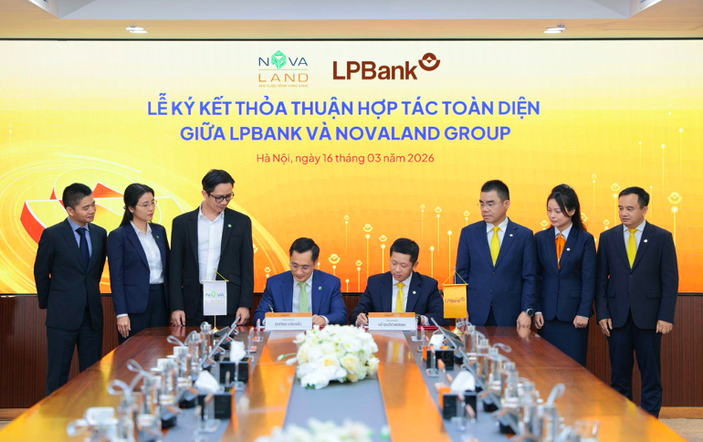 Ông Vũ Quốc Khánh - Tổng Giám đốc LPBank (phải) và ông Dương Văn Bắc - Tổng Giám đốc Novaland (trái) thực hiện nghi thức ký kết thỏa thuận hợp tác toàn diện dưới sự chứng kiến của Lãnh đạo hai bên.